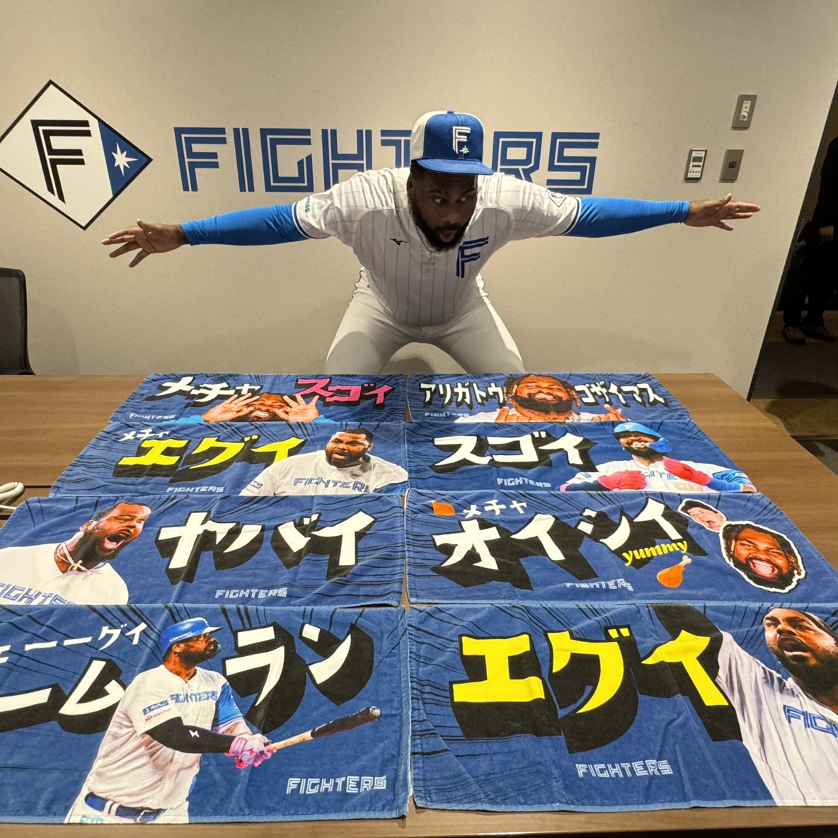 エェーーーグイ‼️タオルが新発売😆 レイエス選手本人も驚きの