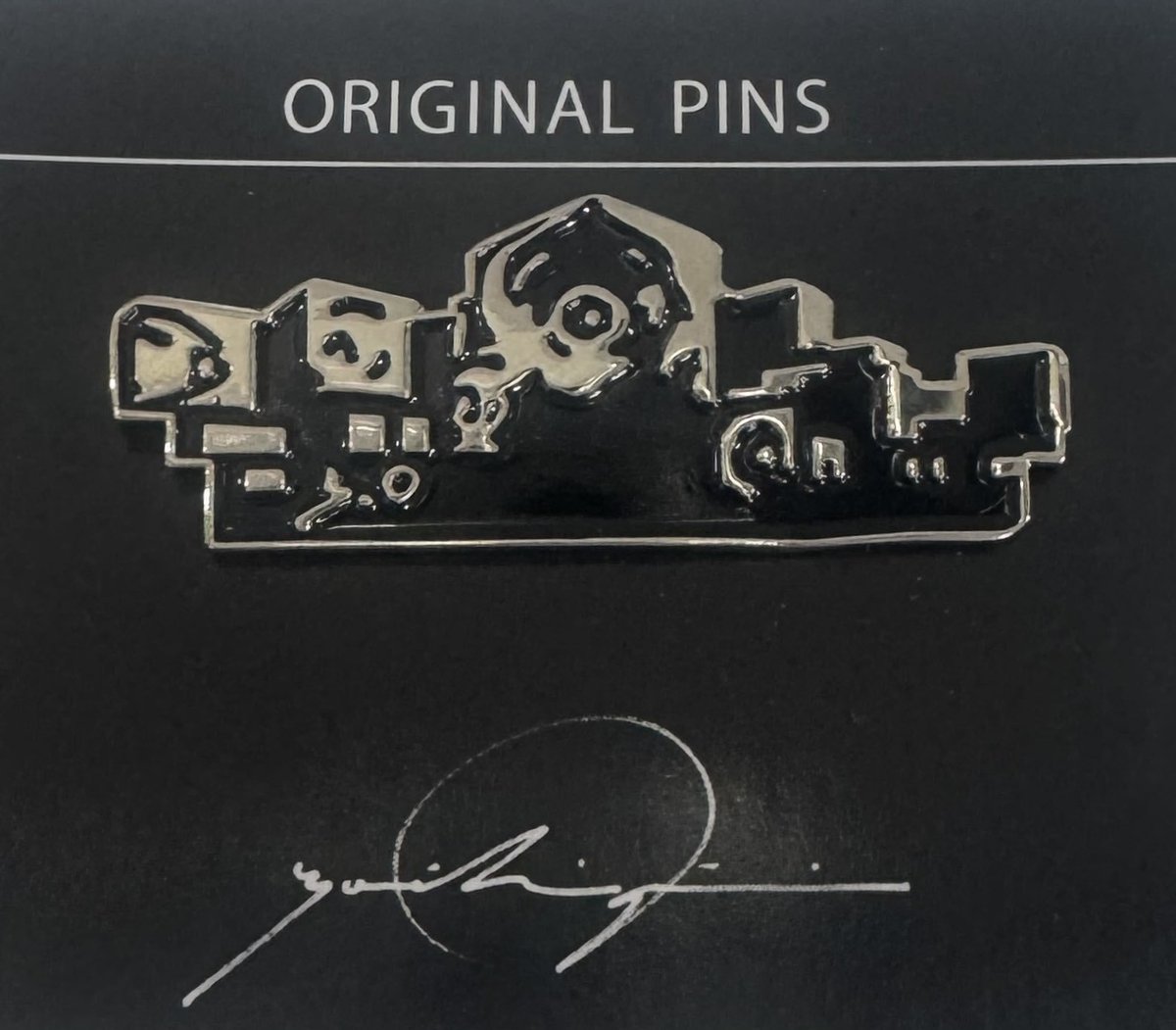 おっと…これは欲しい。 ピンバッジには手を出すまいと各種払いのけ意識