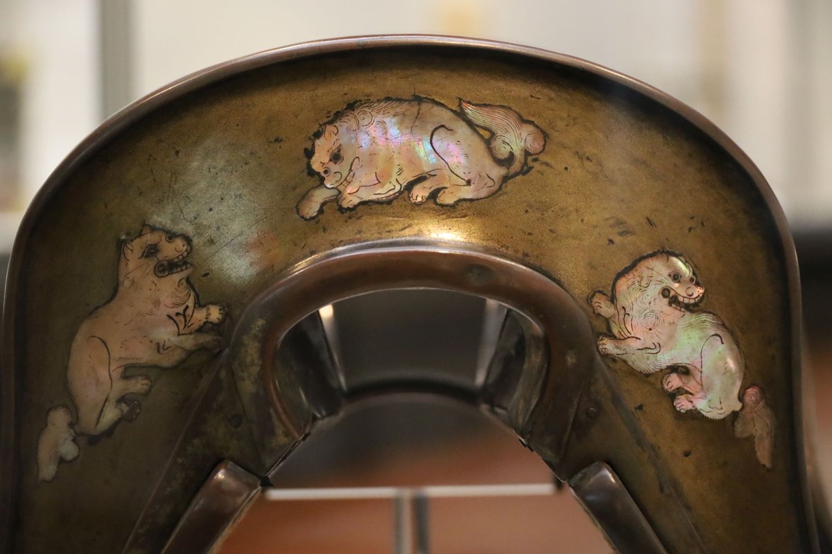 漆で飾られた馬の鞍です。金粉がまかれた漆地に3匹の獅子を螺鈿で表現