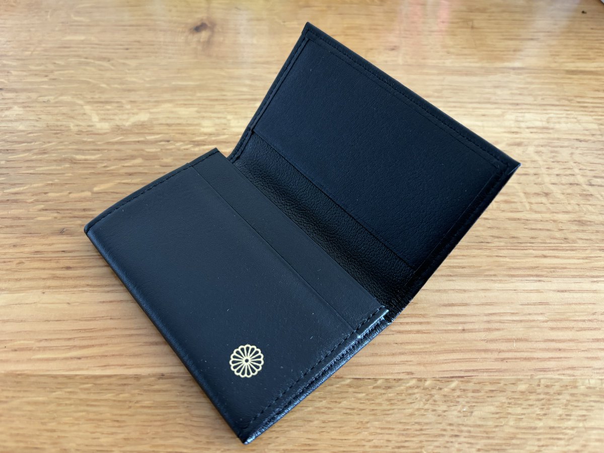 皇居東御苑の売店で名刺入れを買ってしまった。菊の御門入りで一瞬