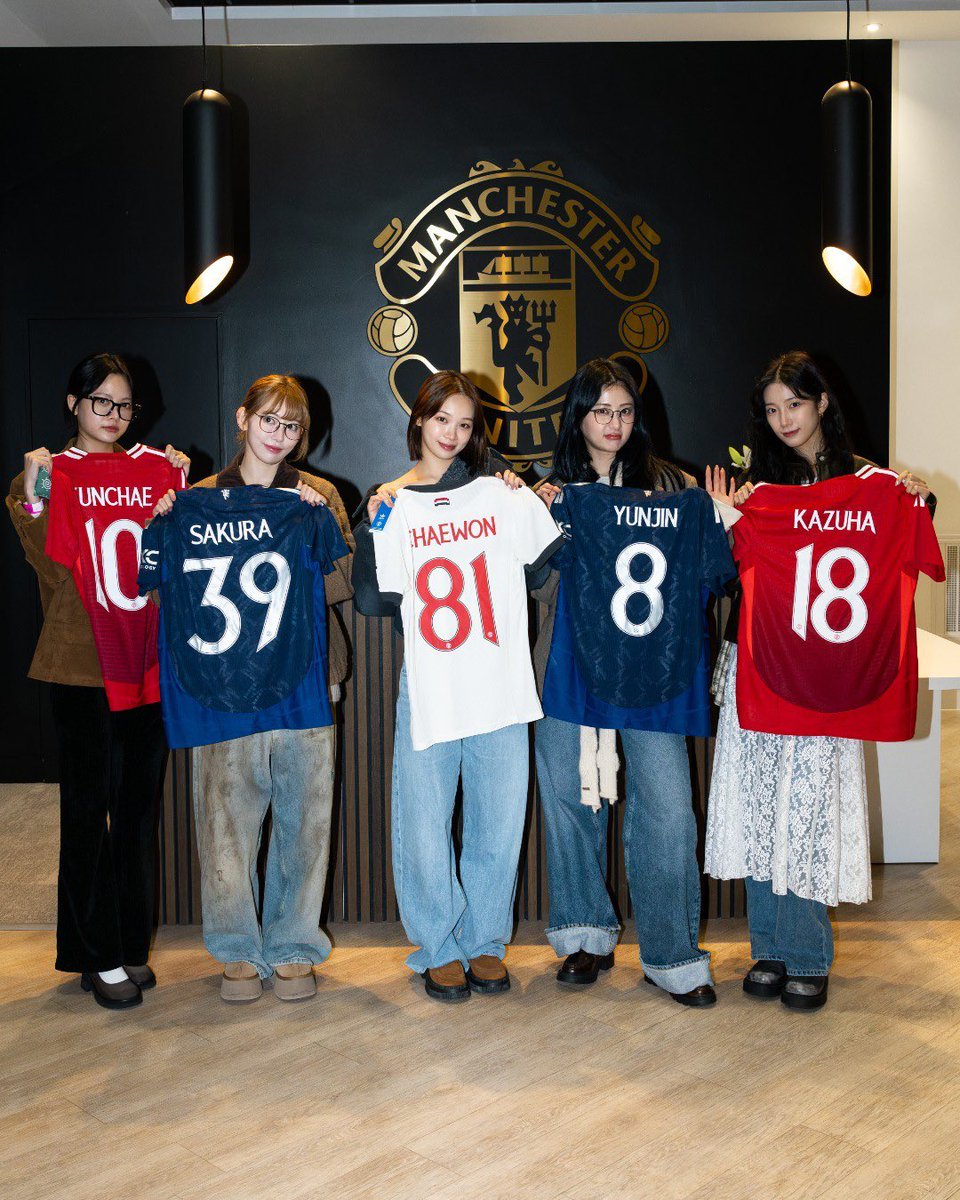 ルセラフィムのユニフォームシリーズに マンチェスターユナイテッドが