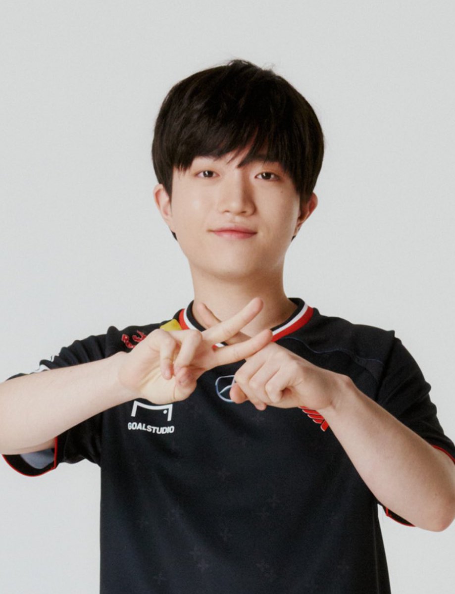 Keria in T1 2025 uniform jersey and jacket. I miss his 'K' pose