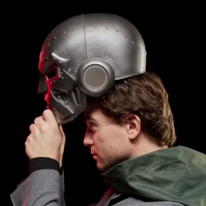 ハズブロ 1/1プロップレプリカシリーズからドクター・ドゥームのマスク