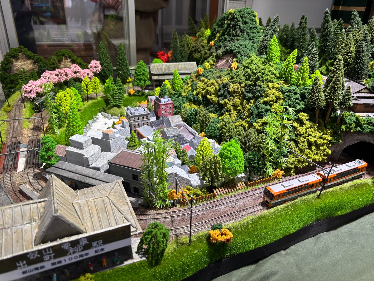 叡山電車開業100周年を記念し、出町柳駅改札内の待合室前で「えいでん