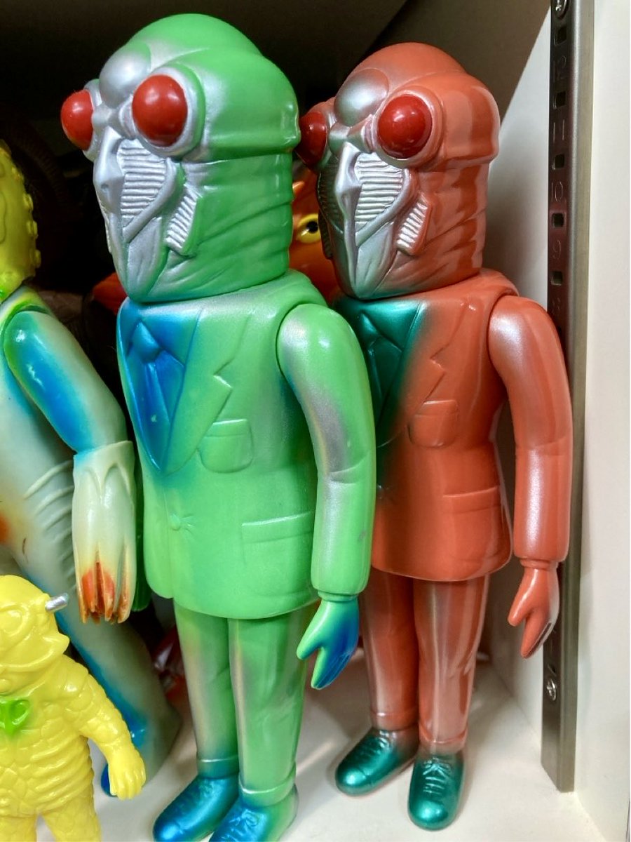 最初のソフビ M1号 セミ人間 3期（右）