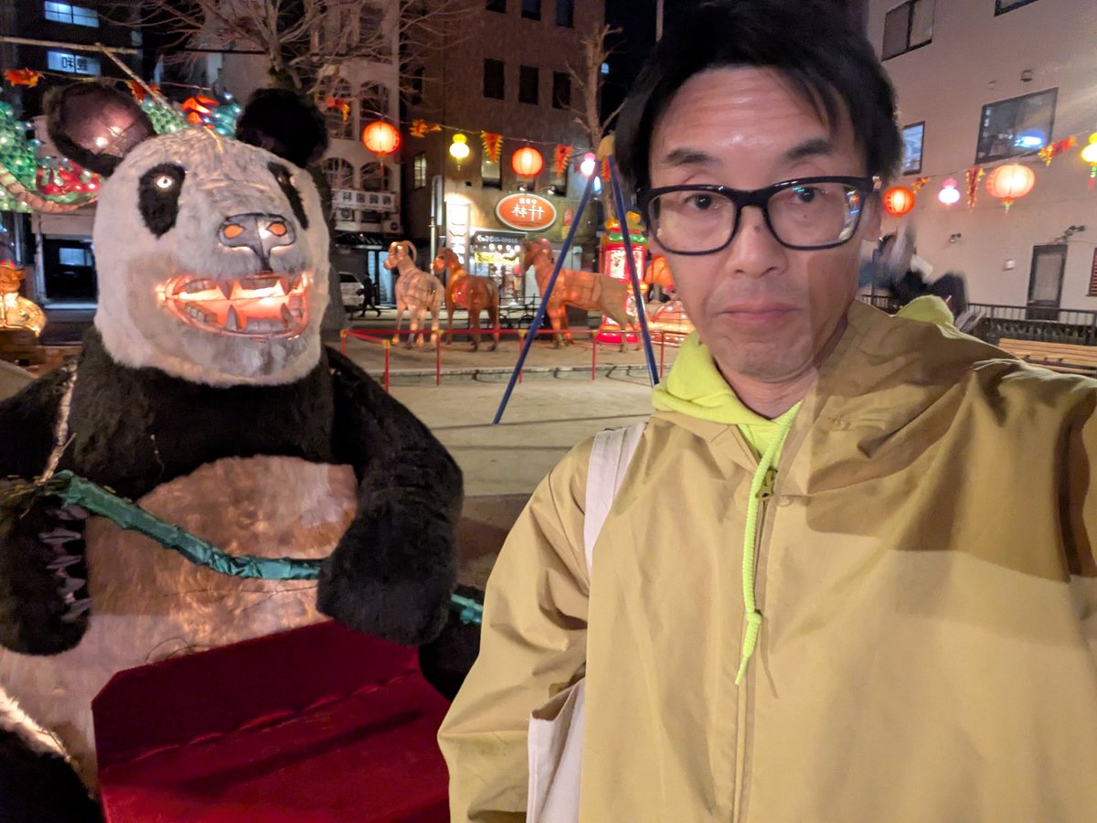 お巡りさんこの人です。 中央公園会場の怖いパンダ。夜も来たぞ