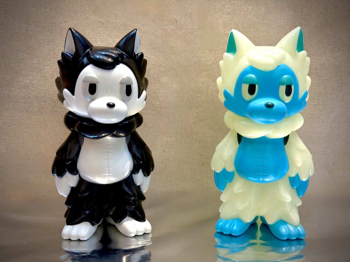 池袋のPOPBOXで購入したあらいきりこさんのおおかみくん2体。蓄光と