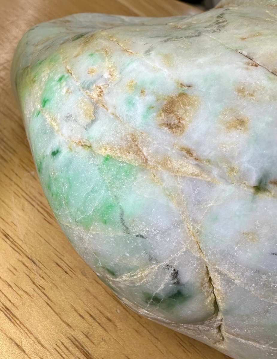 今日のヒスイは、 『白地にアップルグリーン🍏が映える海の翡翠』です