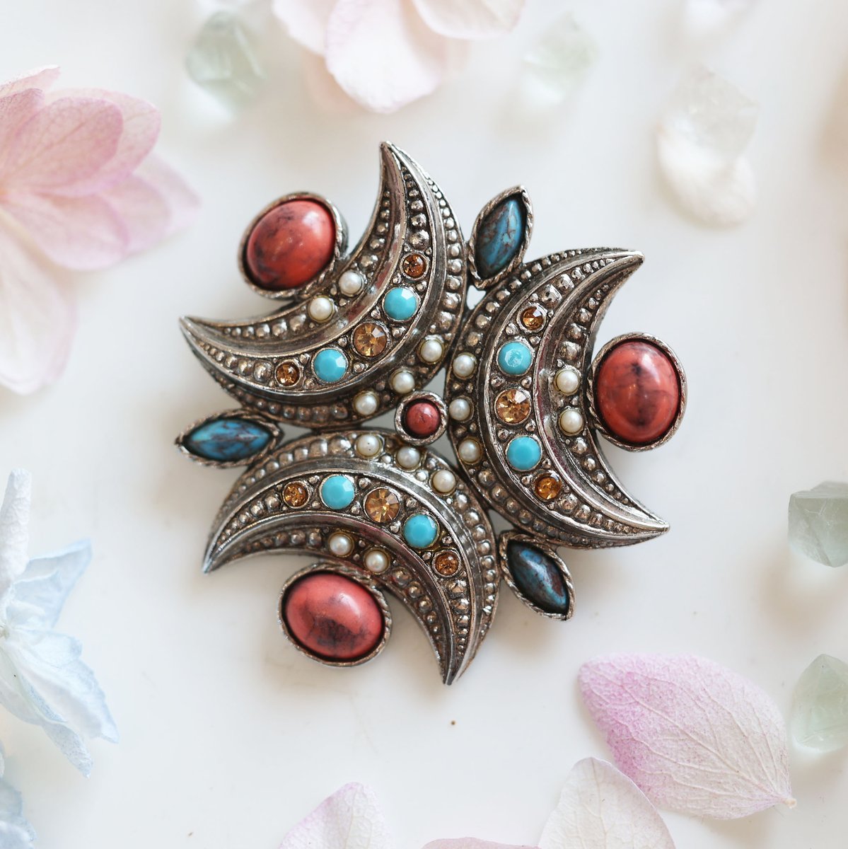 海福雑貨通販部の【ヴィンテージアクセサリー】に、三日月の装飾