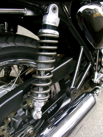 AELLA リアサスペンション BRORA : 38歳からのトライアンフ・ボンネビル