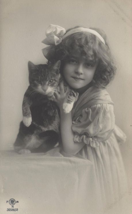 アンティークポストカード 小悪魔のような美しい少女 Rita Martin