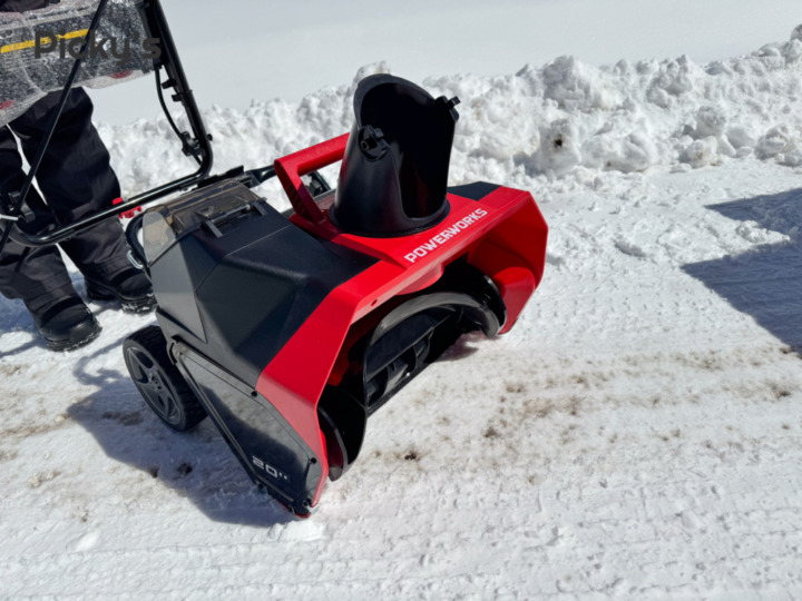 実機レビュー】電動の小型除雪機ハイガーSNE402を女性スタッフが検証