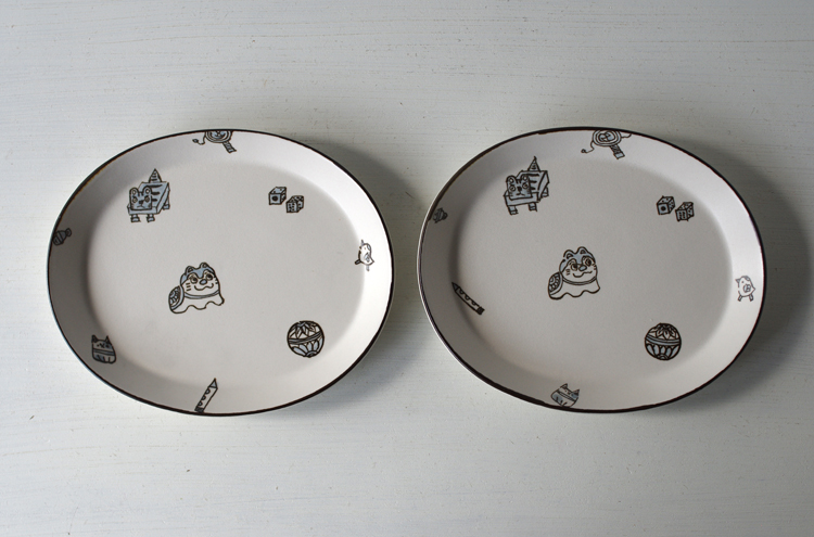 すこし屋 / 楕円皿 / 玩具尽くし | Piröleikki