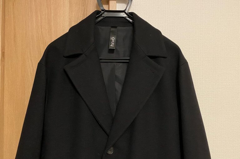 HEVO】大人の余裕を感じさせる、HEVOベルテッドチェスターコート「Ostuni」
