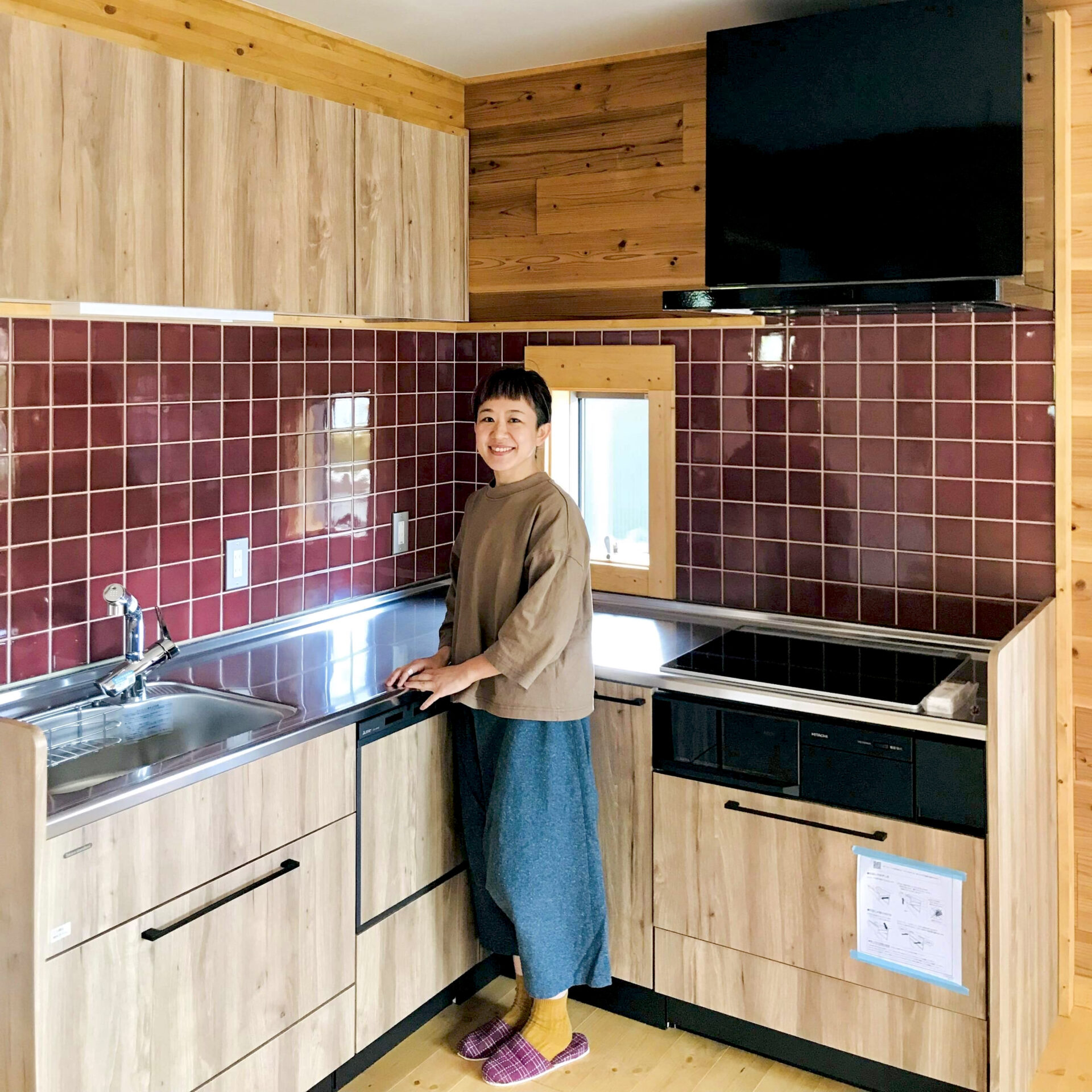 クラックタイル小豆】施工事例のご紹介 – オーダーメイドタイル