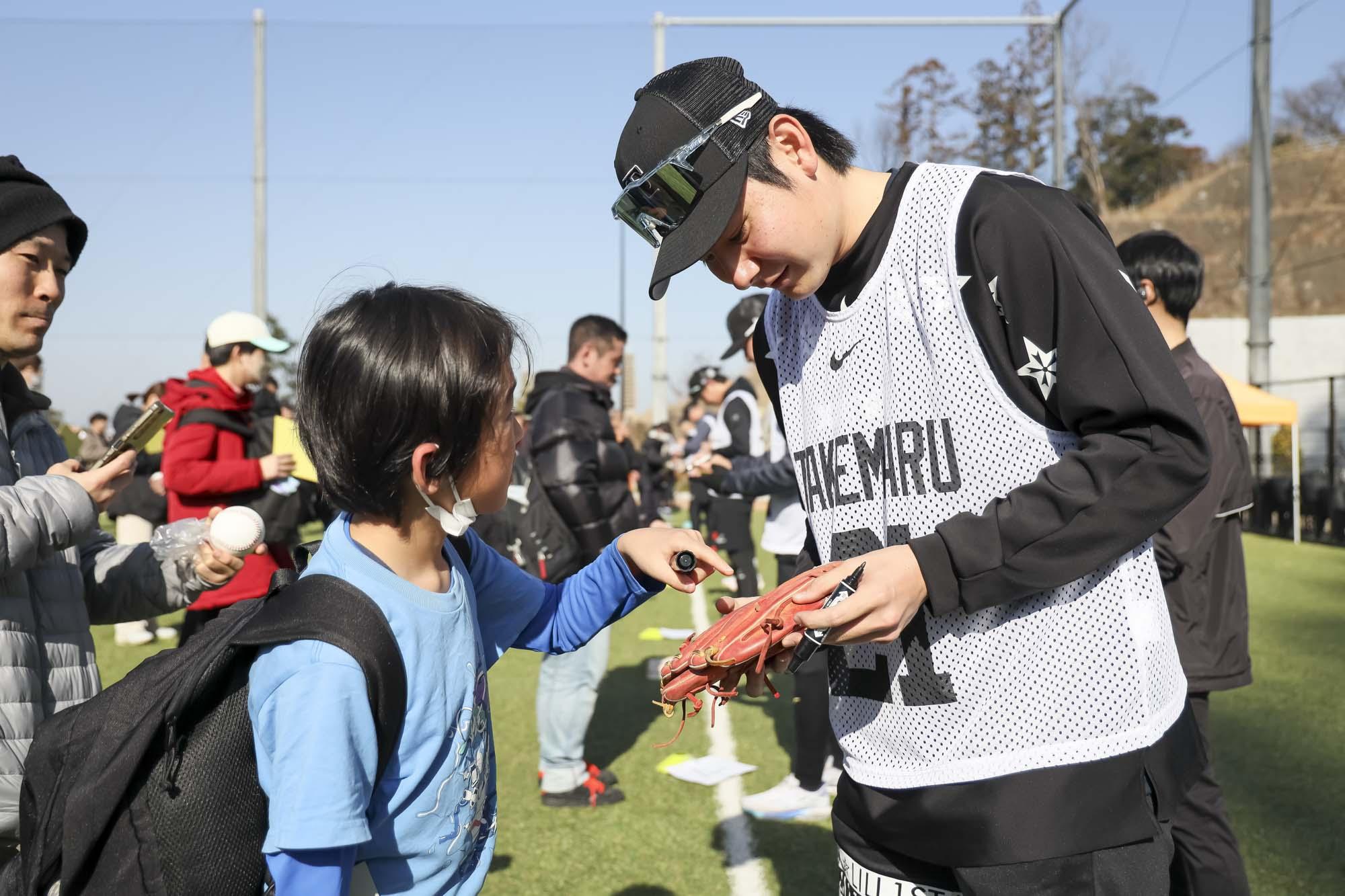 竹丸投手ら新人11選手が初のサイン会 | 読売ジャイアンツ（巨人軍