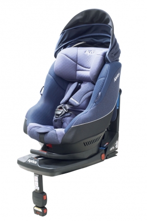 アップリカと赤ちゃん本舗の共同開発、回転式チャイルドシート