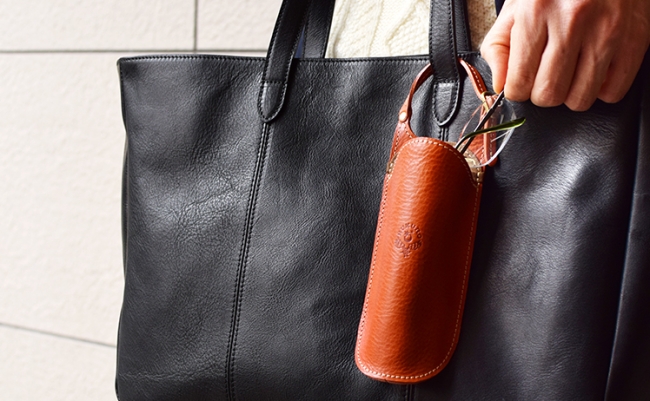 リーディンググラス（老眼鏡）”の掛け外しを快適にするポケットタイプ