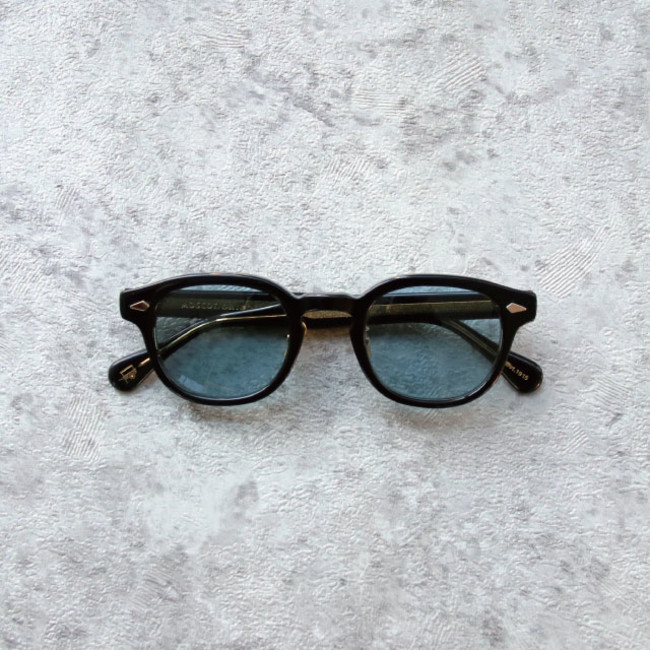 眼鏡・サングラスのセレクトショップ「POKER FACE」では、老舗アイ