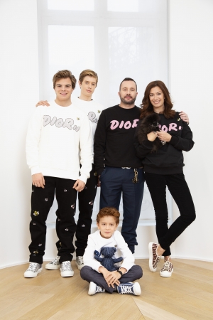 BABY DIOR】パパとお揃い！KAWSの手掛けるDIORロゴ＆BEEモチーフがBOY