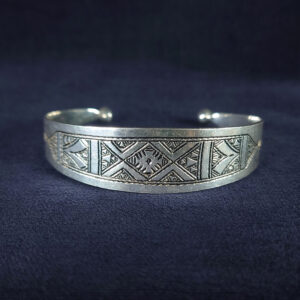 モロッコ直輸入 手彫りバングル – トゥアレグ族の蝶文様シルバー