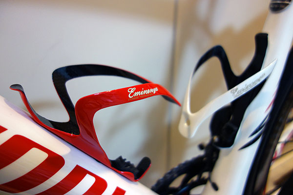 軽量赤色24.5g エミネンザカーボンボトルケージ BOT-57 | IT技術者