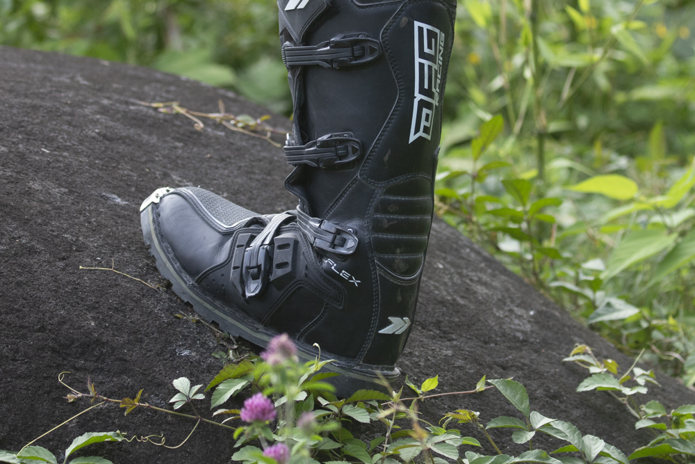 フラットソールとブロックソール、あなたはどっち派？ 用途や好みに