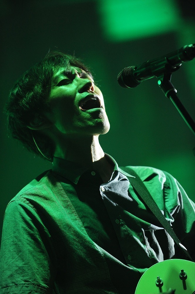 スピッツ、「醒 め な い」ツアー初日横須賀公演のライブ写真を解禁