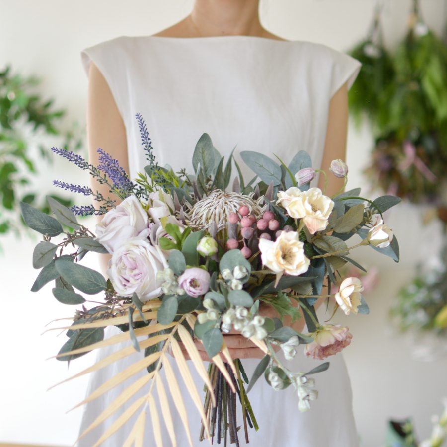 プロテアとローズのシックな造花ブーケ | 造花ウェディングブーケの