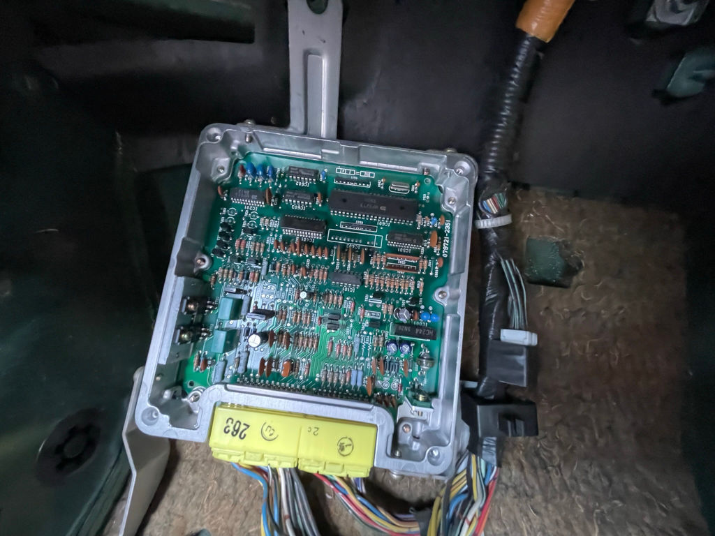 ロードスターのECU取り外し - Satのロボット工房