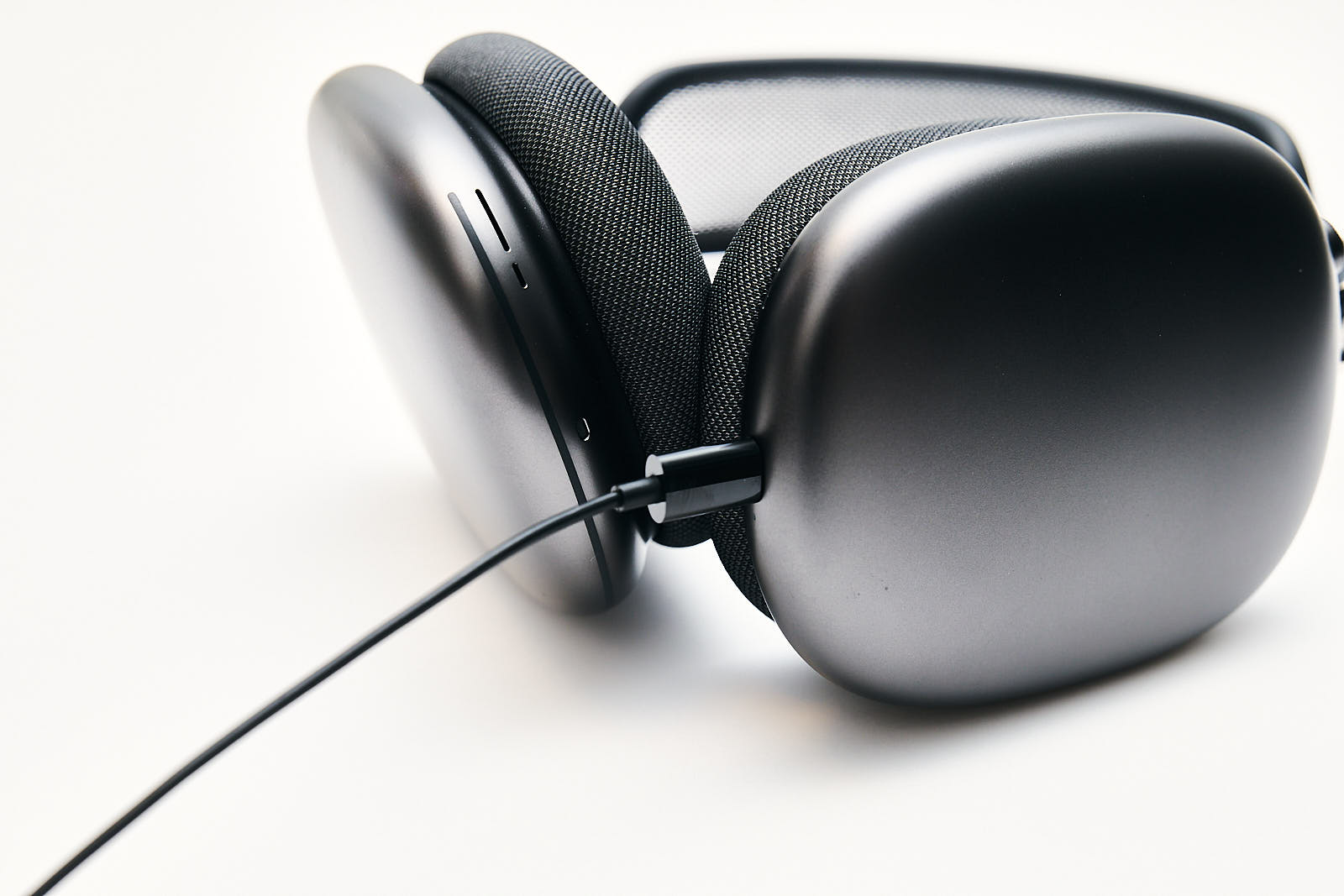 AirPods Maxを有線接続する「Lightning - 3.5mmオーディオケーブル