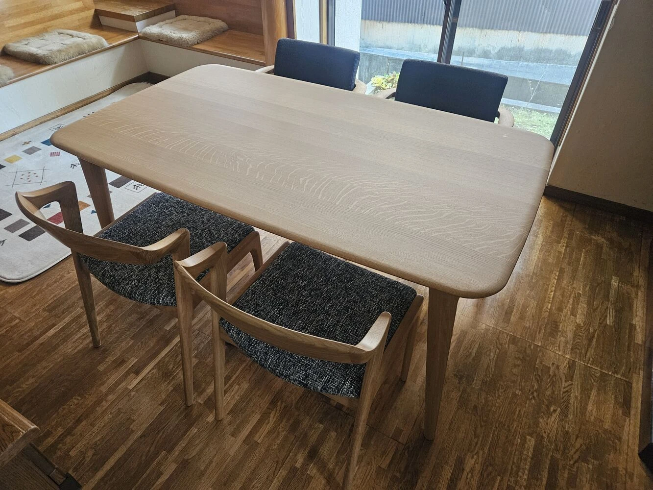 納品事例：ダイニングテーブル侭、セミアームチェアSEOTO-EX、飛騨産業