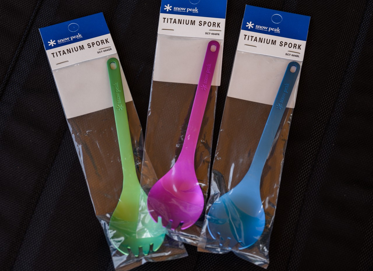 1本2役の万能チタンカトラリー。先割れスプーンとスクーの違い