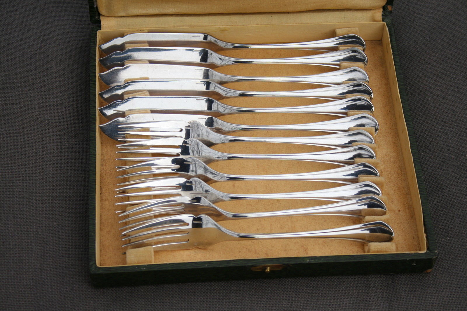 これは違う？クリストフル(Christofle)シルバーの歴代マーク ギャレア