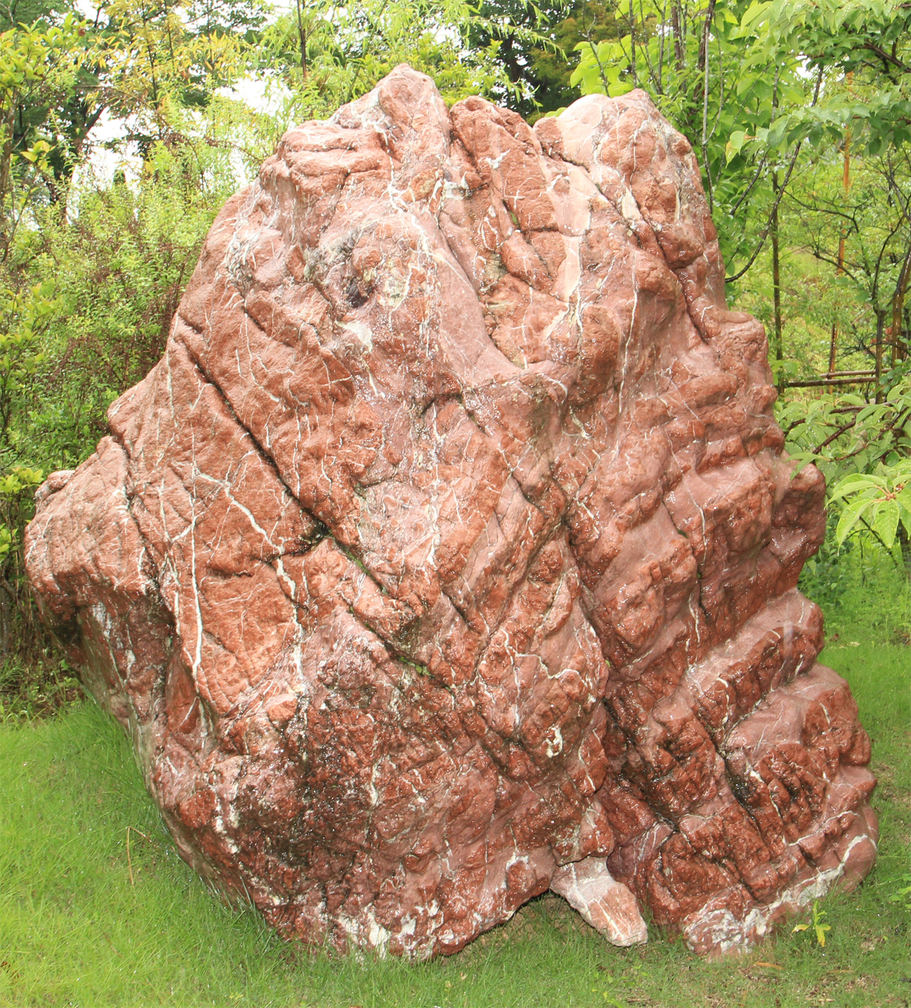 北海道日高産赤石 | 広島の日本庭園・自然石庭公園｜仙石庭園