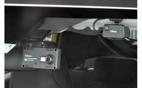 今や必須のドライブレコーダーと“もしも”に備えるレーダー探知機をつけ