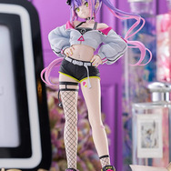 太ももに網タイツ！ホロライブ・常闇トワのへそ出し眩しいフィギュアが