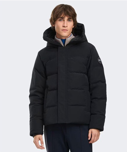 ブラックのディスクロゴが映える―＜カナダグース＞「ブラックレーベル