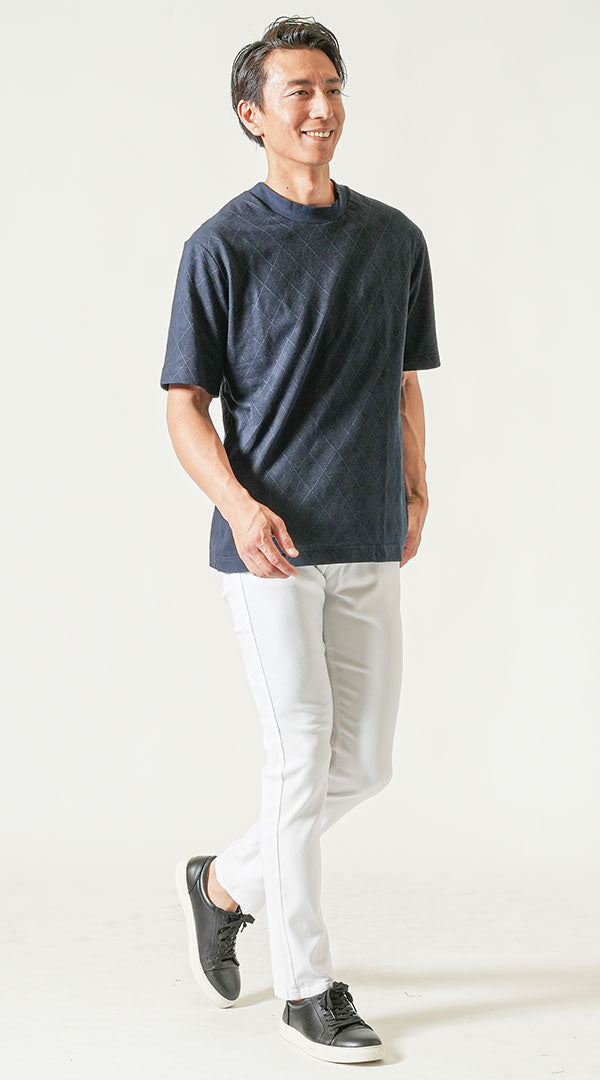ネイビーモックネックTシャツ 白パンツ 黒スニーカー