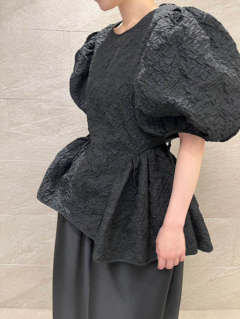 CECILIE BAHNSEN|UBAHバックデザイントップス-ブラックをレンタルする