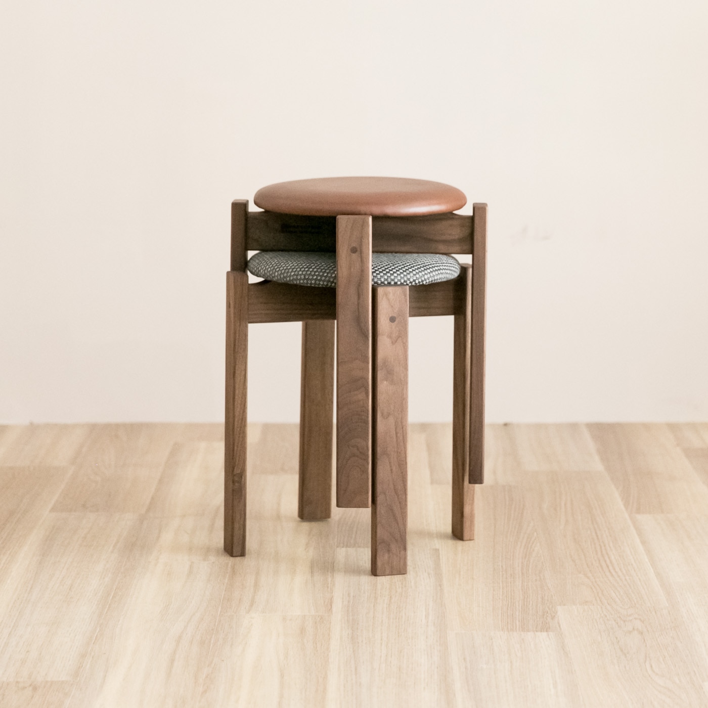 マーク スツール (樹種ウォールナット（オイル仕上げ） 張地ランク