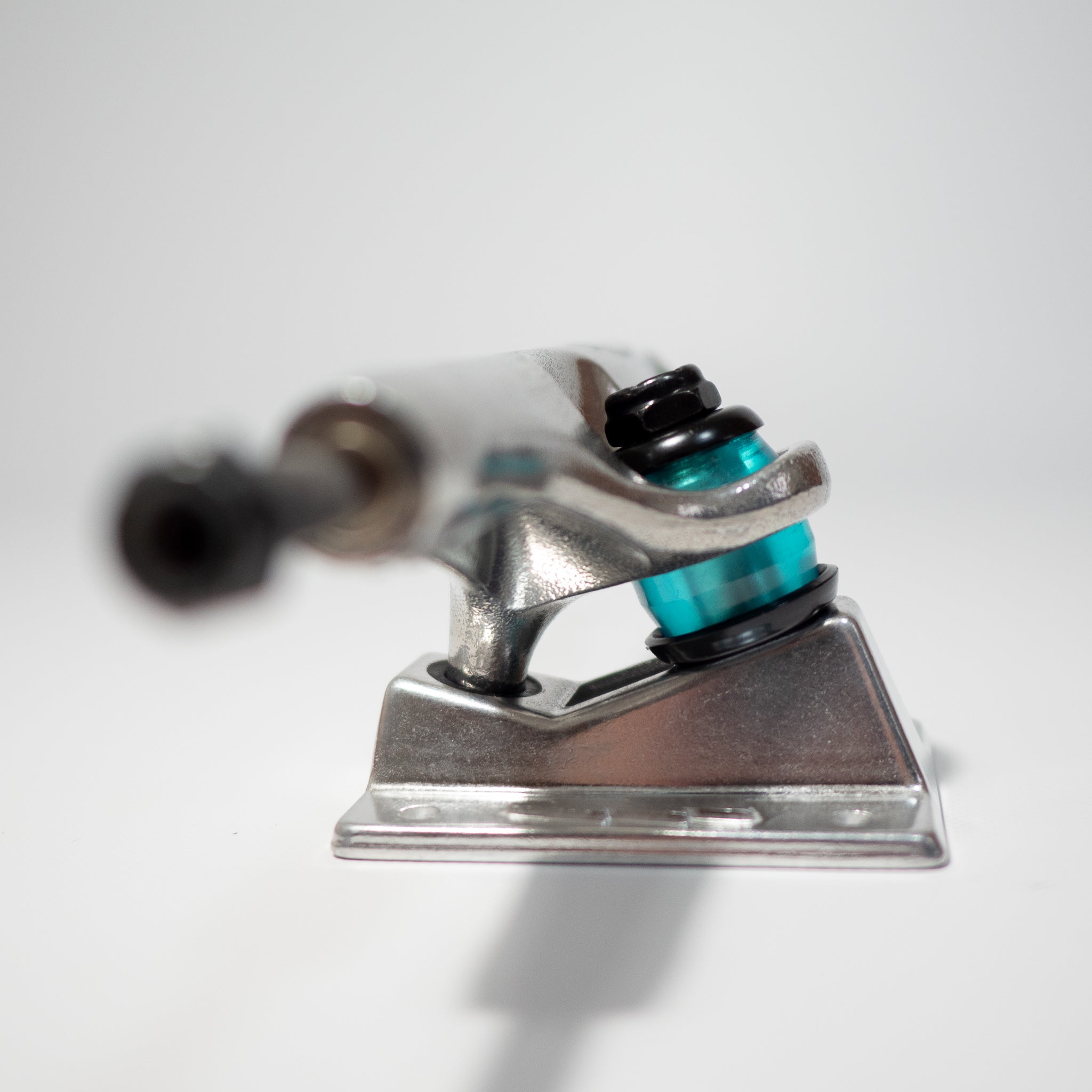 THUNDER TRUCKS（サンダートラック）HOLLOW POLISH 147・148・149 HI