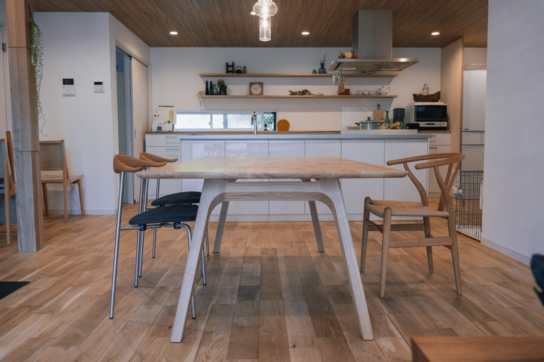 カンディハウス「テン」と北欧名作椅子のダイニング | 塩田家具 リヴリア