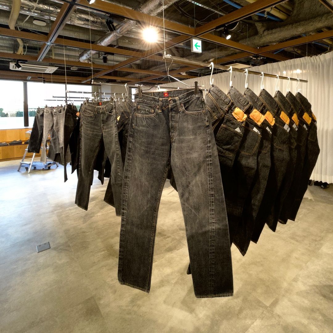 Resolute（リゾルト）15周年はブラックジーンズ - フェイド感も綺麗で