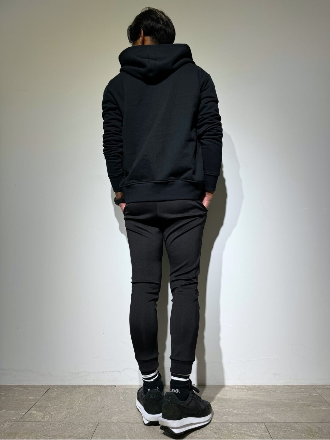 EXCLUSIVE】スウェット ジップフーディー/BLACK (UNISEX) – SLDO.