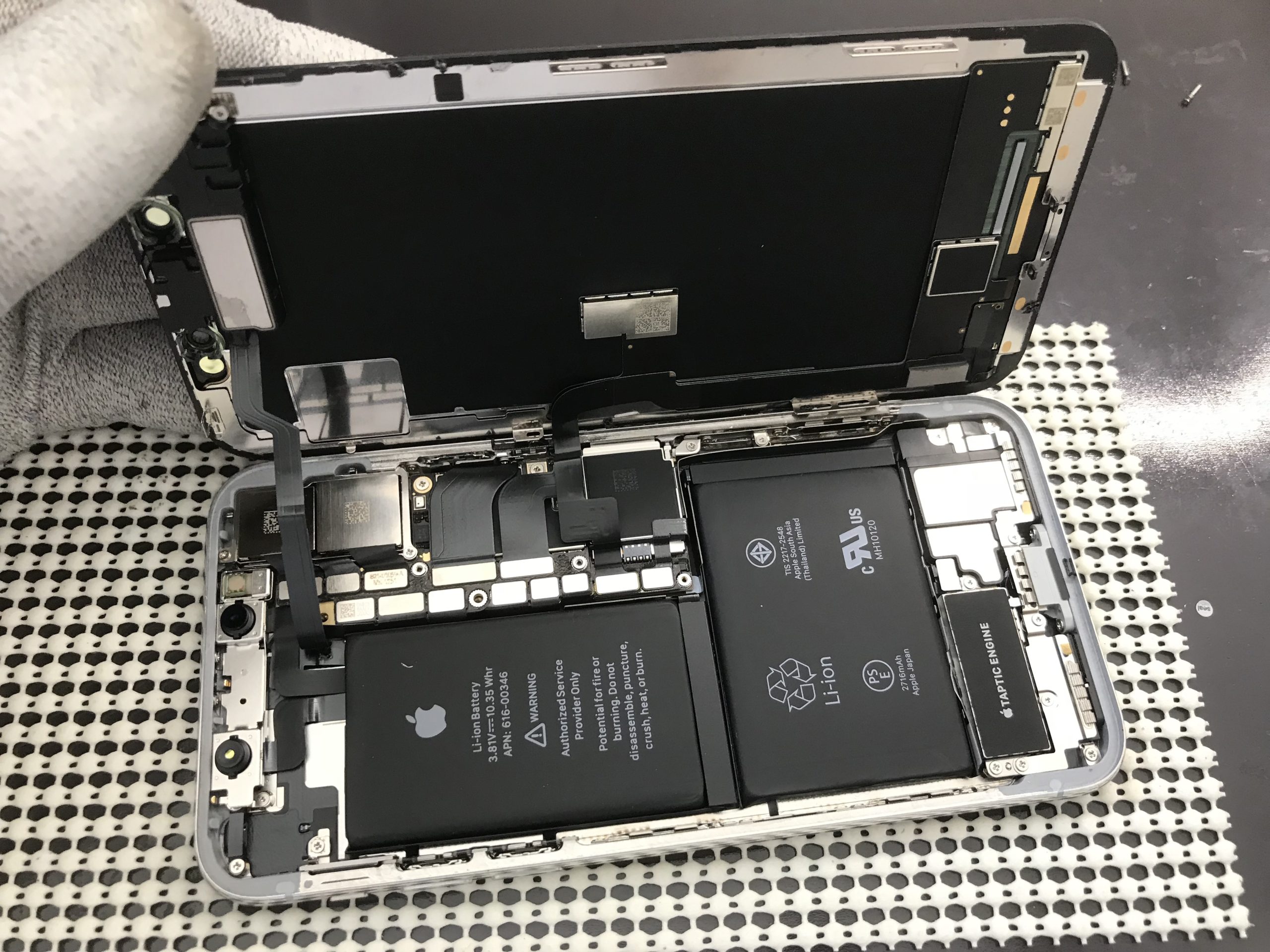 iPhone Xの驚きの構造、小さな本体でなぜiPhone 8 Plusより大きい