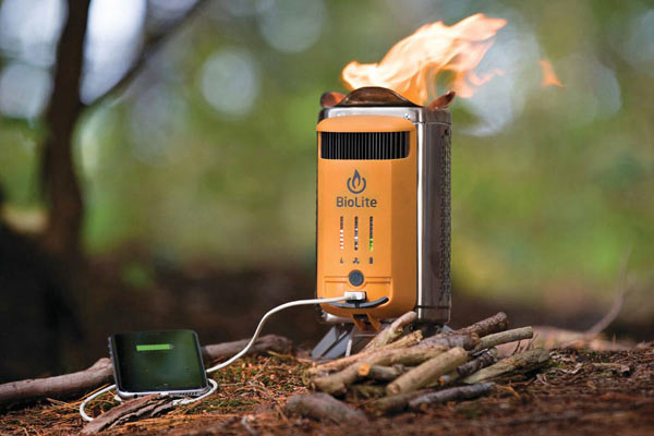 焚き火で充電！ “災害時”にも役立つキャンプストーブ - 月刊SORA