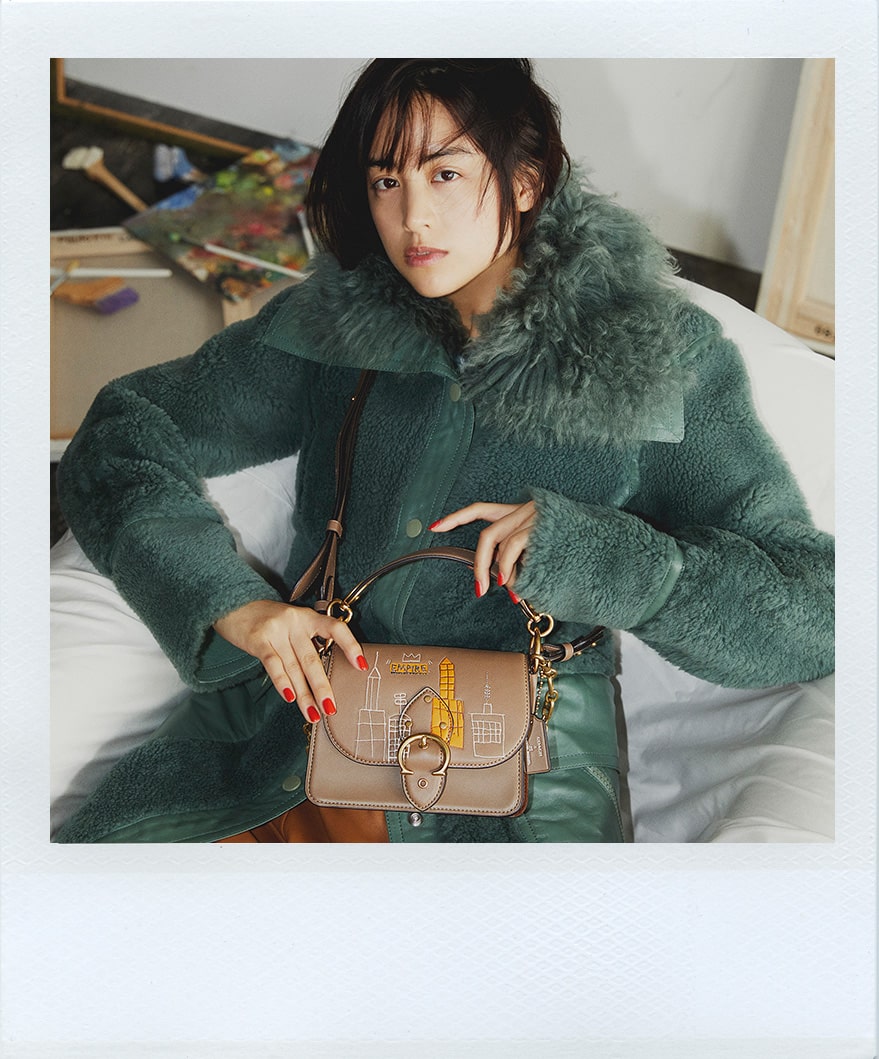 山本美月の感性と呼応するアートなコレクション | エル・オンライン