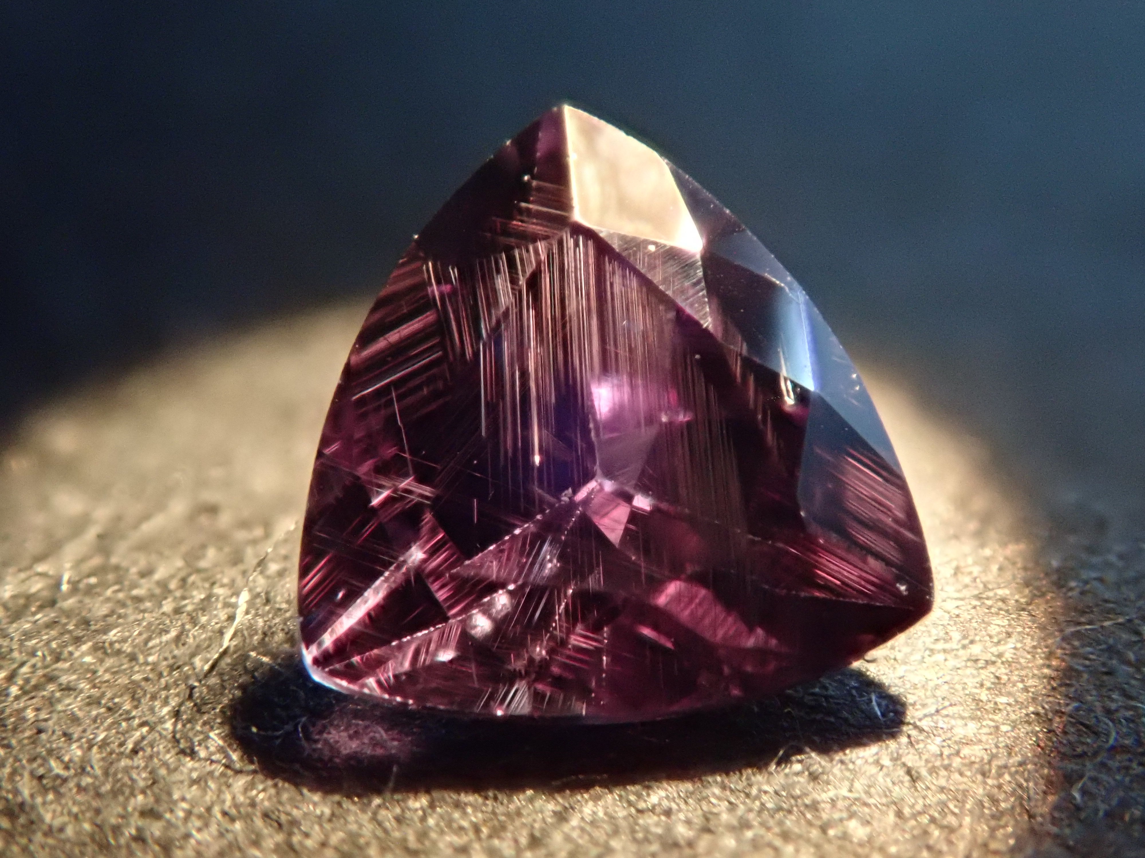 マダガスカル産ベキリーブルーガーネット（カラーチェンジガーネット