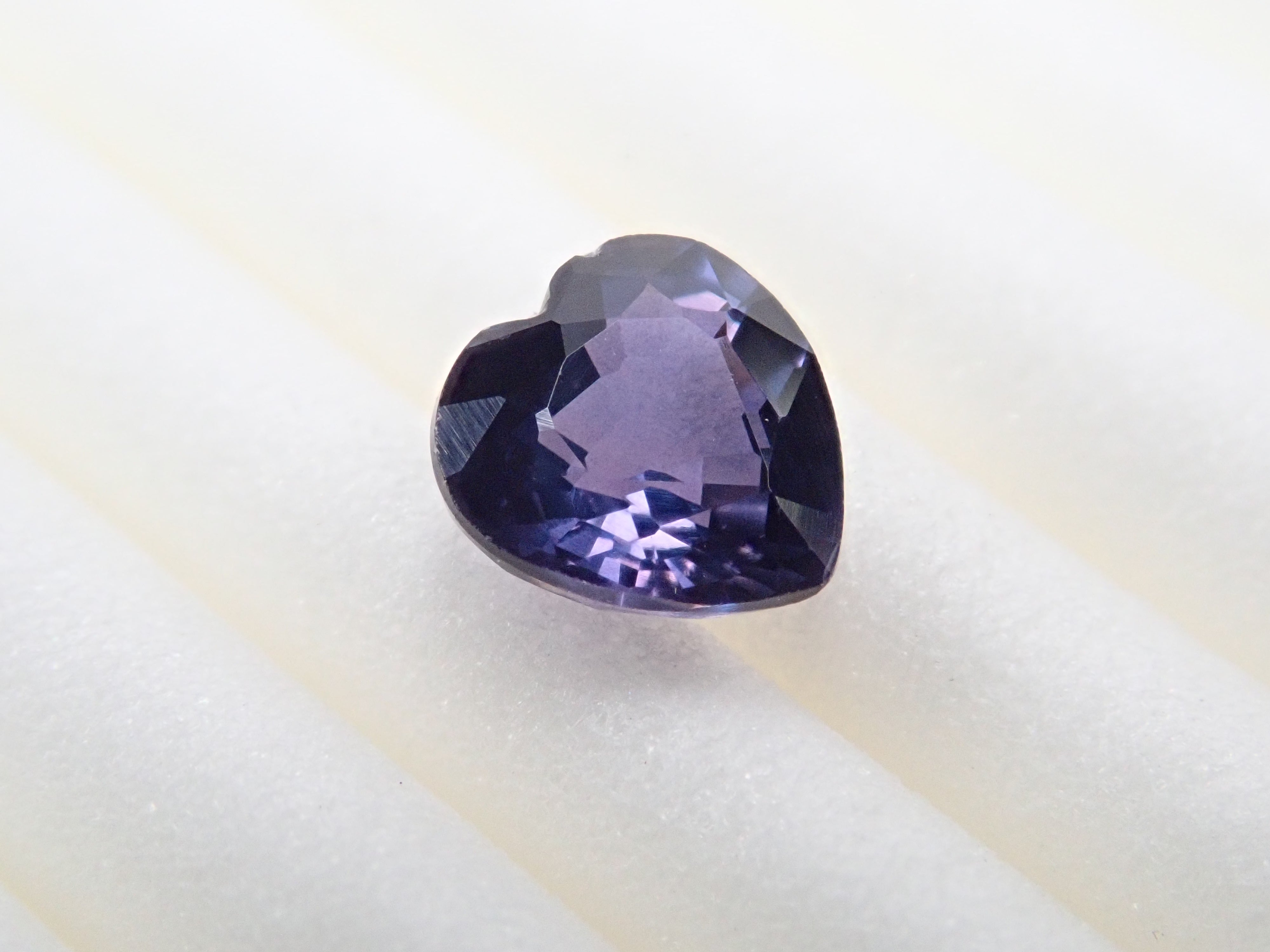 タンザニア産パープルサファイア 0.681ctルース (カラーシフト)